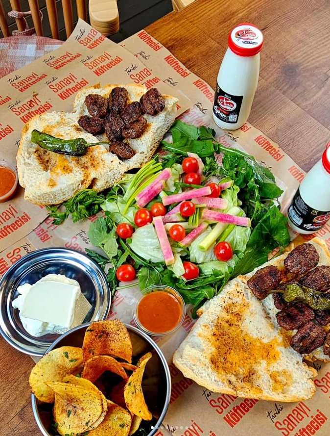 Köfte ve Serpme Salata